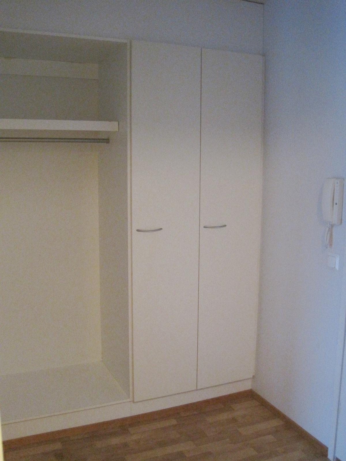 218281